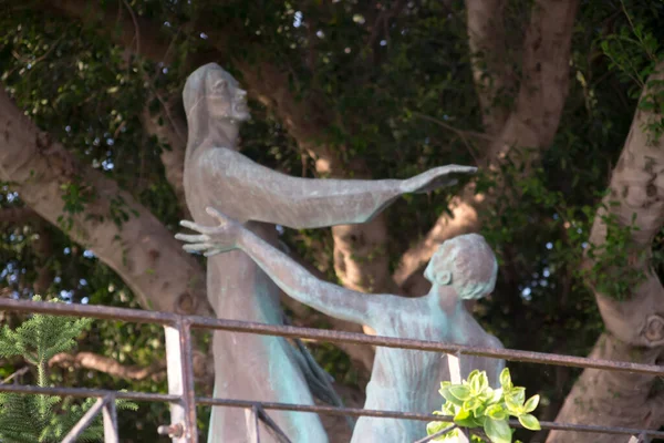 Bronze Statue Standing Courtyard Church Primacy Peter Located Shores Sea — Stock Photo, Image