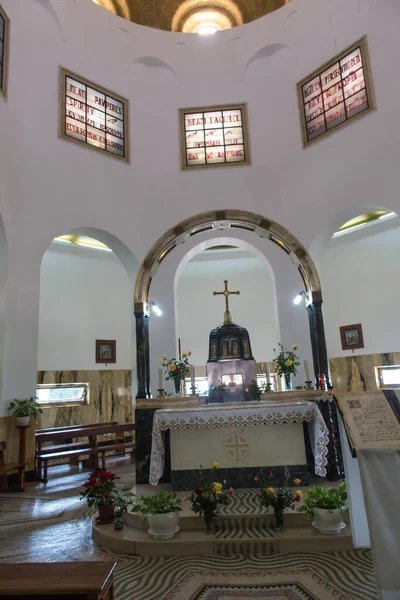 Güzellikler Tepesi. İsrail. 27 Ocak 2020: İsrail 'deki Galilee Denizi' ndeki Güzellik Dağı 'nda bulunan kilisenin iç kısımlarında vitray ve İncil' deki duaların gözle görülür içeriği.