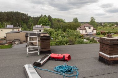 Ateşe dayanıklı ve asite dayanıklı çelikten yapılmış oval ekleme, eski tuğla bacaya yerleştirilmeye hazır.