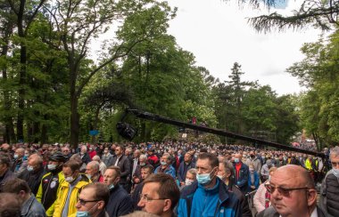 Piekary Sl, Polonya, 30 Mayıs 2021: Piekary Sl 'de toplananların kafalarının üstünde bir TV kamerası. Erkek ve Gençlik Hacıları Meryem 'in Sığınağı' na Piekary Slaskie 'deki Aşk ve Sosyal Adalet Anası