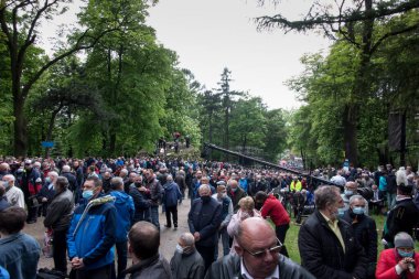 Piekary Sl, Polonya, 30 Mayıs 2021: Piekary Sl 'de toplananların kafalarının üstünde bir TV kamerası. Erkek ve Gençlik Hacıları Meryem 'in Sığınağı' na Piekary Slaskie 'deki Aşk ve Sosyal Adalet Anası