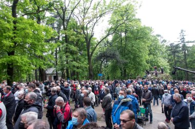 Piekary Sl, Polonya, 30 Mayıs 2021: Piekary Sl 'de toplananların kafalarının üstünde bir TV kamerası. Erkek ve Gençlik Hacıları Meryem 'in Sığınağı' na Piekary Slaskie 'deki Aşk ve Sosyal Adalet Anası