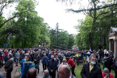 Piekary Sl, Polonya, 30 Mayıs 2021: Piekary Sl 'de toplananların kafalarının üstünde bir TV kamerası. Erkek ve Gençlik Hacıları Meryem 'in Sığınağı' na Piekary Slaskie 'deki Aşk ve Sosyal Adalet Anası