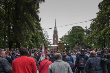 Piekary Sl, Polonya, 30 Mayıs 2021: Covid-19 koronovirüs salgını sırasında Meryem Ana ve Sosyal Adaletin Kutsal Mabedine erkek ve gençlerin haccı