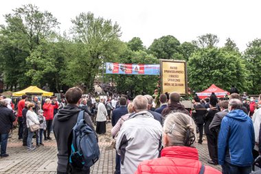 Piekary Sl, Polonya, 30 Mayıs 2021: Covid-19 koronovirüs salgını sırasında Meryem Ana ve Sosyal Adaletin Kutsal Mabedine erkek ve gençlerin haccı