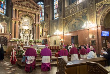 Piekary Sl, Polonya, 30 Mayıs 2021: Covid-19 koronovirüs salgını sırasında Meryem Ana ve Sosyal Adaletin Kutsal Mabedine erkek ve gençlerin haccı