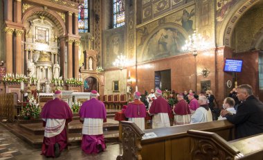 Piekary Sl, Polonya, 30 Mayıs 2021: Covid-19 koronovirüs salgını sırasında Meryem Ana ve Sosyal Adaletin Kutsal Mabedine erkek ve gençlerin haccı