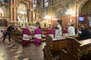 Piekary Sl, Polonya, 30 Mayıs 2021: Covid-19 koronovirüs salgını sırasında Meryem Ana ve Sosyal Adaletin Kutsal Mabedine erkek ve gençlerin haccı