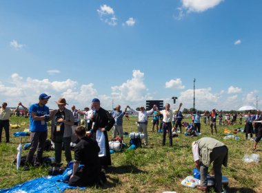 KRAKOW, POLAND - 31 Temmuz 2016: Dünya Gençlik Günü ve Uluslararası Katolik Gençlik Kongresi 'nin tanımlanamayan katılımcıları, 25-31 Temmuz. Bu yılki festivale Papa Francis geldi..
