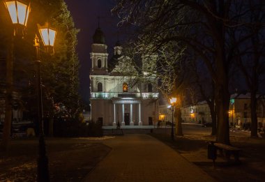 Tapınak, Kutsal Bakire Meryem 'in Doğuşu Bazilikası Doğu Polonya' da Chelm 'de, Lublin yakınlarında, kışın alacakaranlıkta.