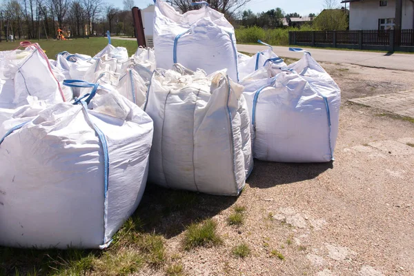 Varios Grandes Blancos Bolsas Grandes Para Transporte Materiales Están Pie — Foto de Stock