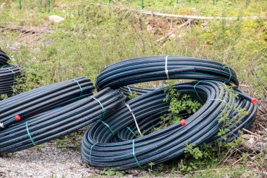 Dağ yolunda esnek plastik borular.