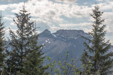Polonya 'nın Tatra Dağları' nın en çok ziyaret edilen zirvelerinden biri olan Giewont Kasprowy Wierch 'in yamacından görülüyor. Tepesinde karakteristik bir haç var..