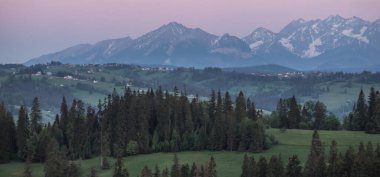 Haziran akşamının erken saatlerinde Bachledovka 'dan Tatra Dağları manzarası