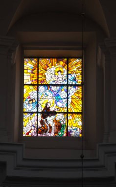 Chelm, POLAND - 5 Temmuz 2021: Kilisenin penceresinde lekeli cam pencere, Doğu Polonya 'daki Chlem' de Meryem Ana 'nın mabedi.