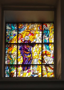 Chelm, POLAND - 5 Temmuz 2021: Kilisenin penceresinde lekeli cam pencere, Doğu Polonya 'daki Chlem' de Meryem Ana 'nın mabedi.