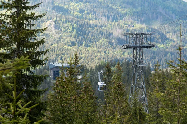 部分缆车 贡多拉电梯到波兰塔特拉山的卡斯普罗维韦维奇 — 图库照片