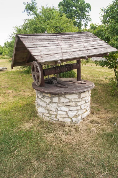 Ein Alter Steinbrunnen Auf Dem Jura Krakowsko Czestochowska Bei Zarki — Stockfoto