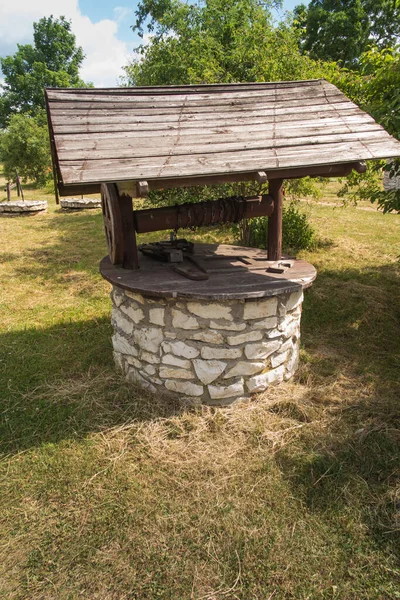 Ein Alter Steinbrunnen Auf Dem Jura Krakowsko Czestochowska Bei Zarki — Stockfoto