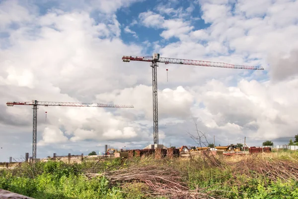 Comienza Construcción Las Grúas Construcción Son Visibles Por Encima Cerca — Foto de Stock