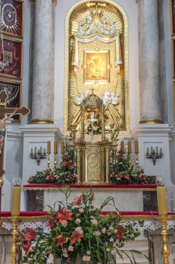 Chelm, POLAND - 5 Temmuz 2021: Tapınağın içinde, Polonya 'nın doğusundaki Chelm kentinde bulunan Bakire Meryem Bazilikası. Sunağın parçası ve sunağın önündeki haç.