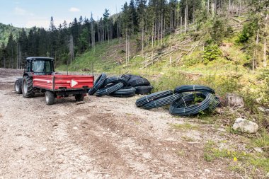 Dağ yolunda esnek plastik borular.