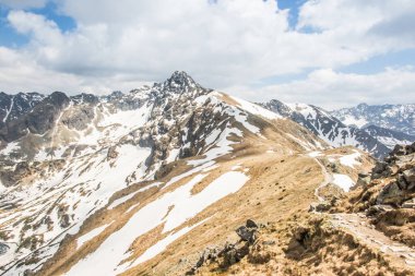 Haziran ayı başında, güneşli bir havada Polonya 'daki Kasprowy Wierch' in yanından High Tatras manzarası.