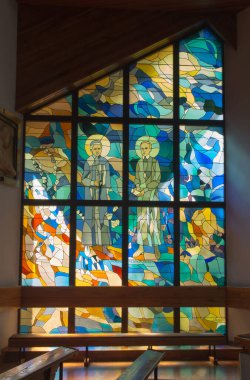 Zakopane, Polonya, 8 Haziran 2021: Polonya 'nın Zakopane kentindeki Kutsal Haç Kilisesi' nde lekeli cam pencere. Polonyalı azizlere adanmış lekeli cam pencere.