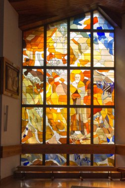 Zakopane, Polonya, 8 Haziran 2021: Polonya 'nın Zakopane kentindeki Kutsal Haç Kilisesi. St. 'e adanmış lekeli cam pencere Kardeş Albet Chmielowski