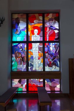 Zakopane, Polonya, 8 Haziran 2021: Polonya 'nın Zakopane kentindeki Kutsal Haç Kilisesi. Aziz Maksymilian Kolbe 'ye adanmış lekeli cam pencere