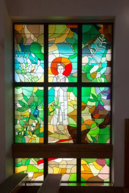 Zakopane, Polonya, 8 Haziran 2021: Polonya 'nın Zakopane kentindeki Kutsal Haç Kilisesi. Kutsanmış Karolina Kozkowna 'ya adanmış lekeli cam pencere.