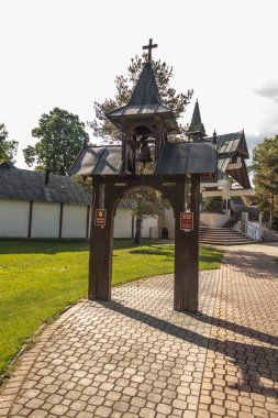 Polonya 'daki Zakopane yakınlarında Ludmierz - Podhale Kraliçemizin Mabedine İnanç Kapısı