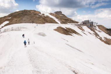 Polonya Tatralarının (Kasprowy Wierch) Haziran ayı başlarında görünüşü, Polonya