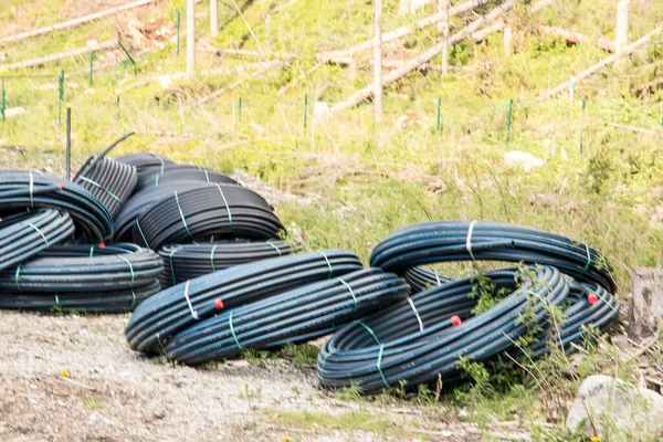 Tubos Plástico Flexíveis Enrolados Uma Estrada Montanha — Fotografia de Stock