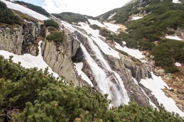 锡克劳阿瀑布 波兰塔特拉山高地的韦尔卡锡克劳阿 位于罗兹托卡河畔 它从池塘的门槛上掉了下来 把Pieciu Stawow Polskie和Roztoki的山谷分成两三条小河 — 图库照片