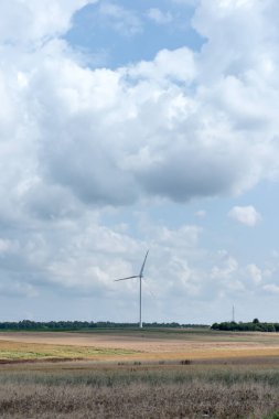 Hasattan ve yel değirmenlerinden önce tarlalar güzel rüzgarlı havada elektrik üretir..