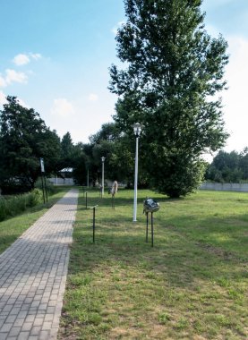 Ichthyopark, ya da Polonya 'nın Silezya kentindeki bir orman köşesindeki balık eğlenceleri - Kalety' deki bir tema parkı. Çeşitli balıkları sunan küçük mimari elementleri.