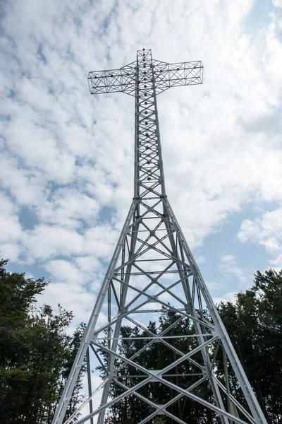 ポーランドのマリー ベスキディのフロバツァ湖の上の十字架 高さ35メートル — ストック写真