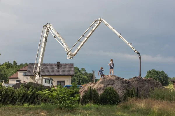 Children Watch Concrete Pouring Truck Concrete Mixer Foundation New House — Stock Photo, Image