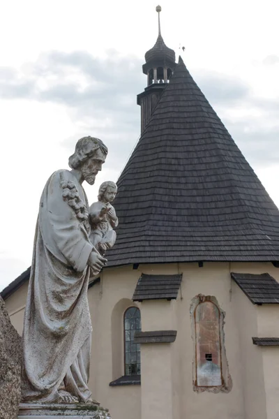 Het Oude Standbeeld Van Sint Jozef Met Jezus Zijn Armen — Stockfoto