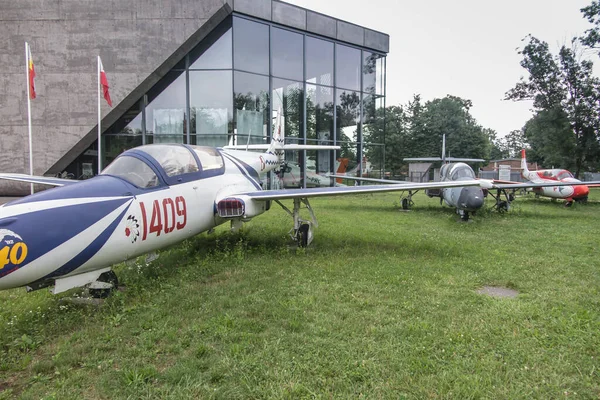 ポーランドのジェット練習機Ts 11イスクラは ポーランドのクラクフにある航空博物館に展示されました — ストック写真