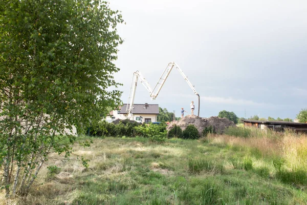 Gyerekek Nézni Beton Öntés Egy Teherautó Beton Keverő Alapítvány Egy — Stock Fotó