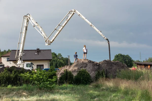 Les Enfants Regardent Béton Couler Camion Bétonnière Fondation Une Nouvelle — Photo