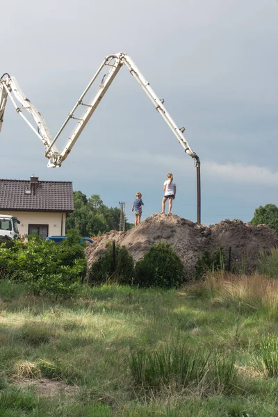 Kinder Beobachten Wie Beton Von Einem Lkw Betonmischer Auf Das — Stockfoto