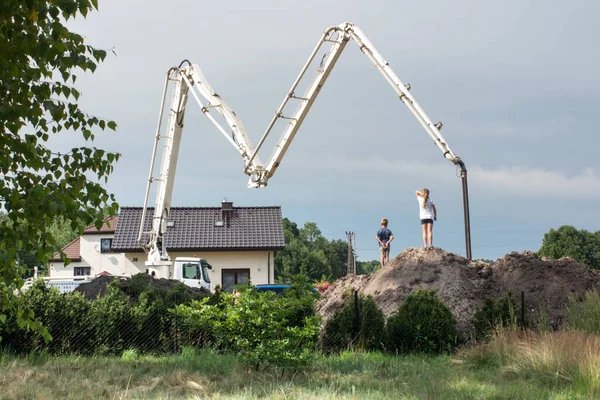 Děti Sledují Nalití Betonu Míchačky Kamionů Beton Založení Nového Domu — Stock fotografie