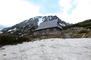Polonya 'daki High Tatras' taki Pieciu Stawow Vadisi 'nde ahşap bir bina.