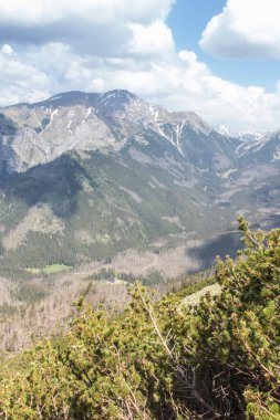 Koscieliska Vadisi 'ndeki dağ sığınağı Ornak Dağı' nın tepesinden görüldü.