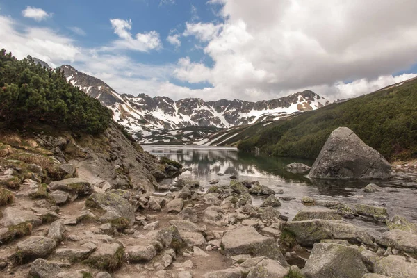 Vale Das Cinco Lagoas Polonesas Alto Tatras Início Junho Parcialmente — Fotografia de Stock