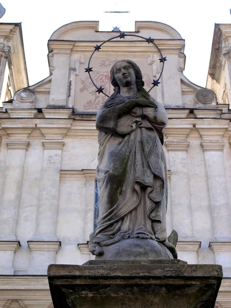 Betonstatue Unserer Lieben Frau vor der Kirche St. Franziskus — Stockfoto