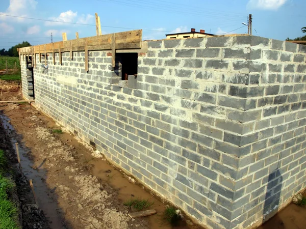 Фундаментна стіна з бетонних блоків на першій глині — стокове фото